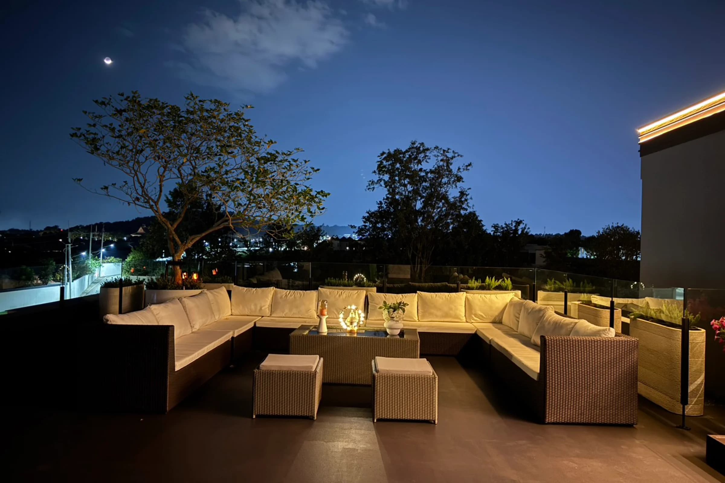 Viage Rooftop Rooftop terrace seating